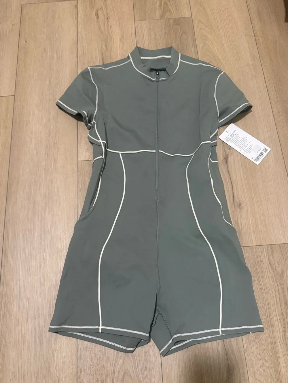Lululemon Ultralu Contour Seam Onsie 4” ~willow leaf~ Size XL NWT $128 MSRP 🌟